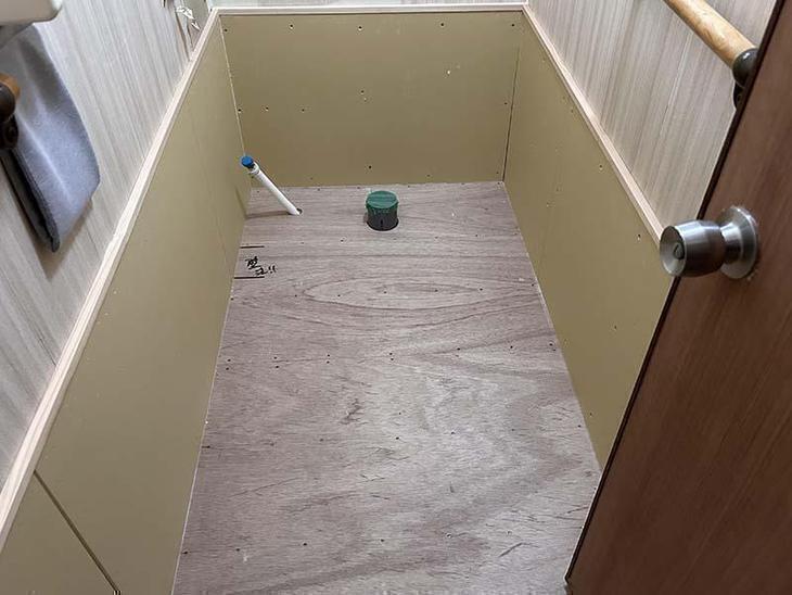 タイル張りの床・壁を落として下地を組みました。【湖西店スタッフ】