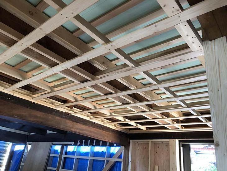 少しでも天井を高くとるために厚み11mmのテックス地を打っています【野洲店スタッフ】