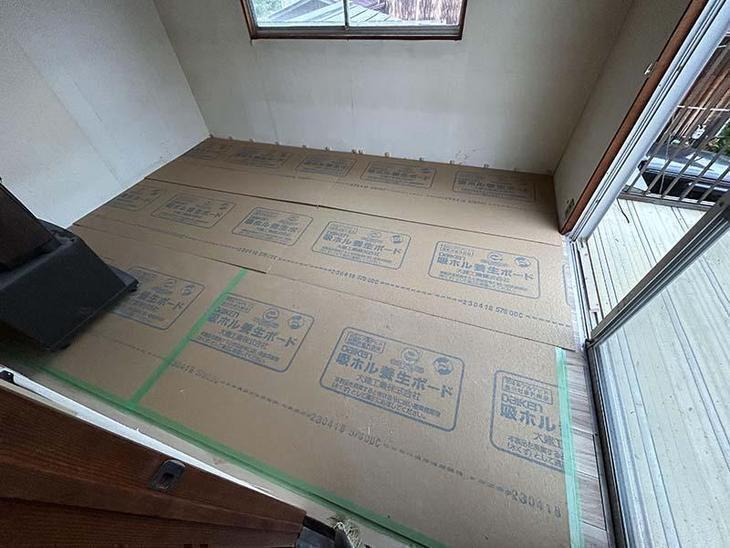 床を張りました。キズをつけないように保護しています。【野洲店スタッフ】