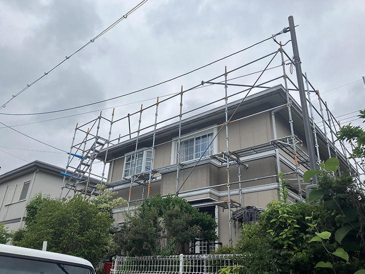 塗装のための足場を組み立てています。【湖西店スタッフ】