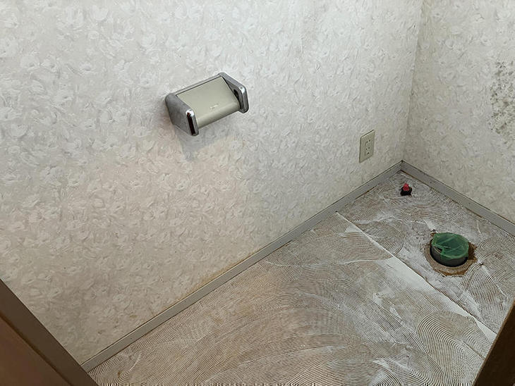 既存トイレを外し、クッションフロアを張る前の様子です。【湖西店スタッフ】