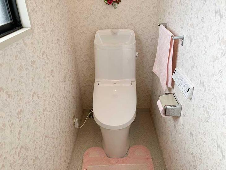 1階、2階のトイレ交換工事です。どちらも【LIXIL NEWベーシア】を取り付けました。【湖西店スタッフ】