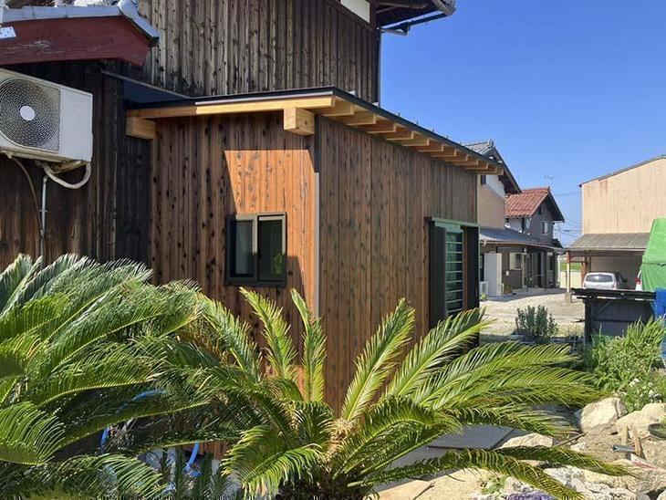 増築部分の外壁に焼き板を張りました！【湖東湖北店スタッフ】