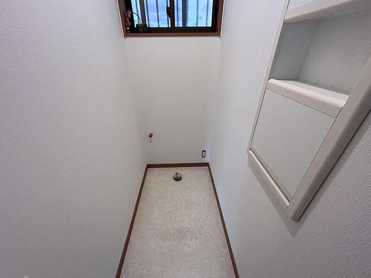 壁・天井にクロス、床にフロアタイルを敷きました。【湖西店スタッフ】