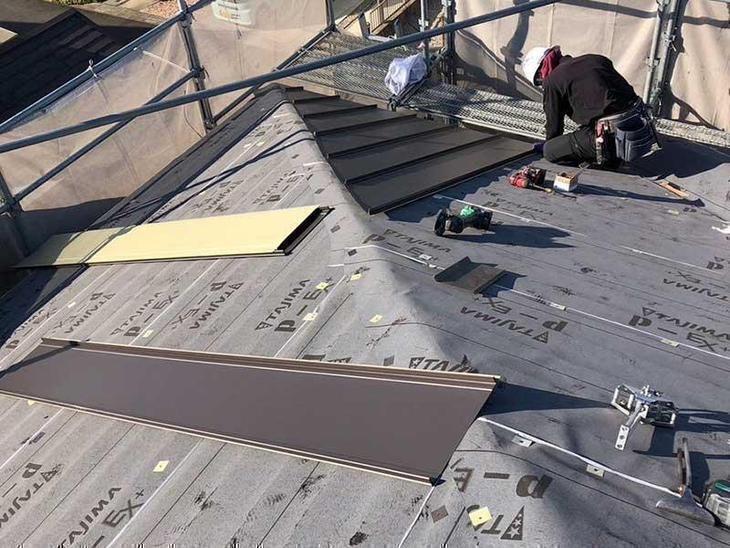 足場を立て、屋根のカバー工事を行なっています！【野洲店スタッフ】