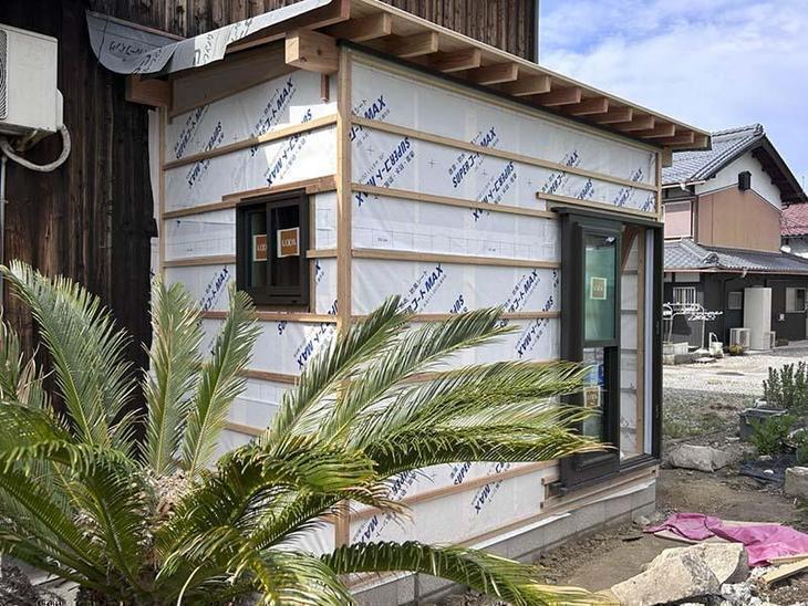 増築部分に屋根、窓をつけました！【湖東湖北店スタッフ】