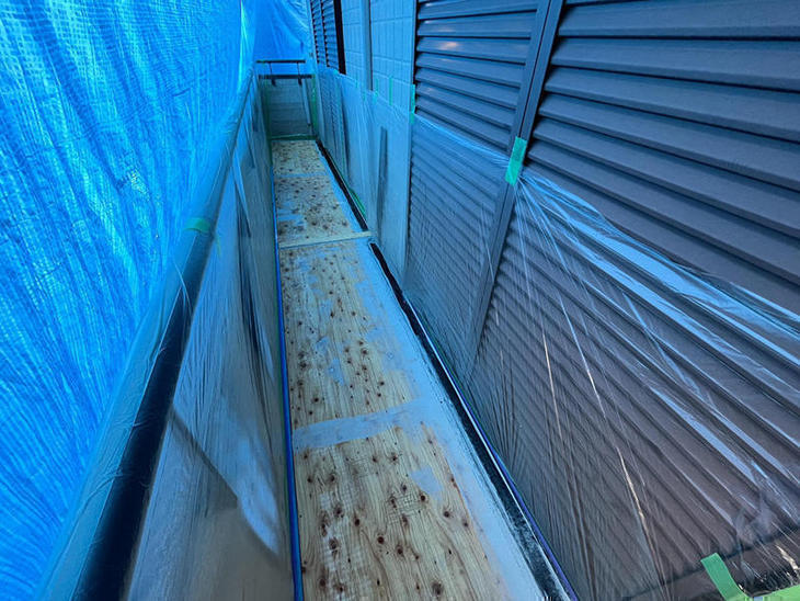 ベランダ防水工事の為の下処理をしています。【水口店スタッフ】