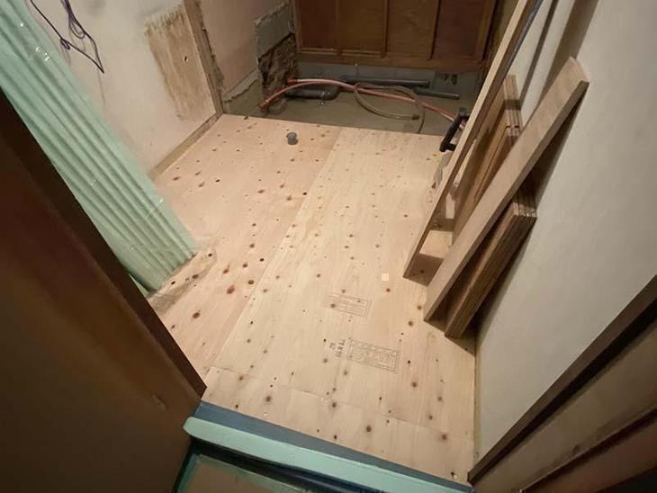 床にベニヤを張りました。【野洲店スタッフ】
