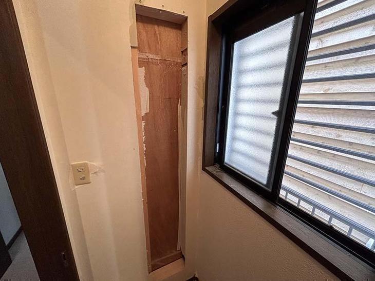 トイレ改装に伴い、埋め込み収納棚をこれから交換するところです。【湖西店スタッフ】