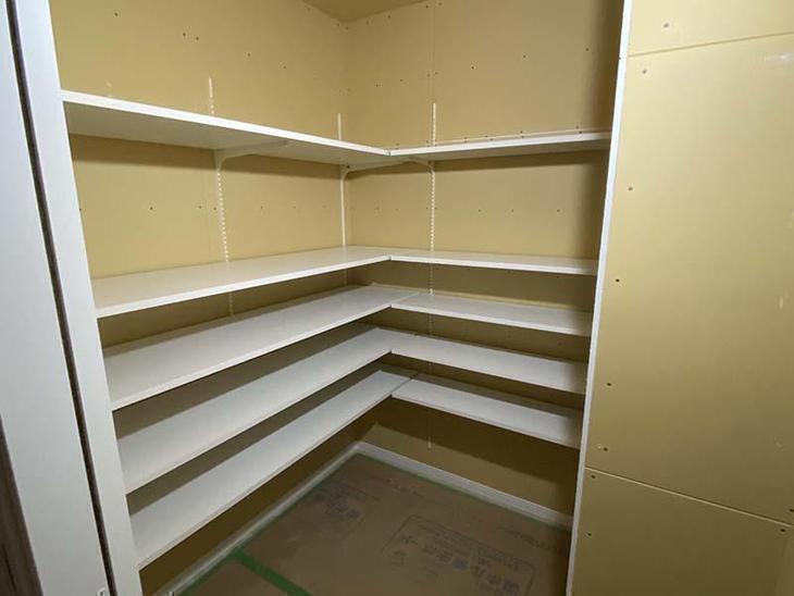 可動棚を取り付けました。たっぷり収納できます。【野洲店スタッフ】