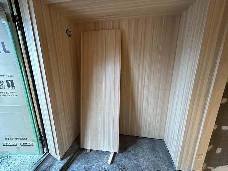 扉を作りました。内装と合わせ統一感をもたせます。【野洲店スタッフ】