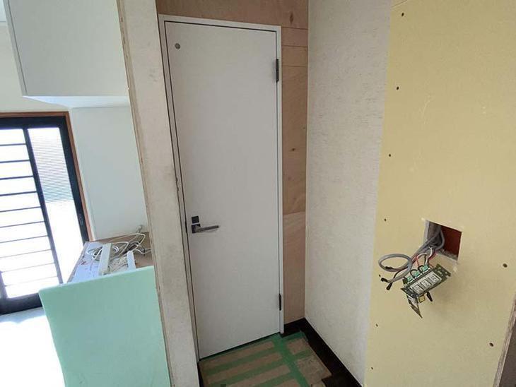 トイレドアの取り付けをしました。【野洲店スタッフ】