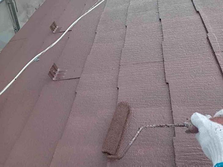 屋根の上塗りをしています！【湖東湖北店スタッフ】