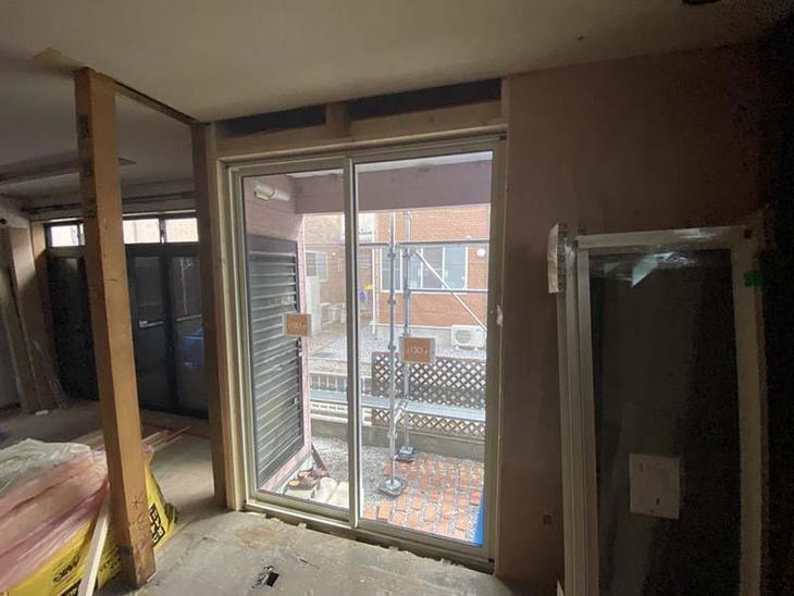 壁を解体し掃き出し窓を造作しました。【湖東湖北店スタッフ】