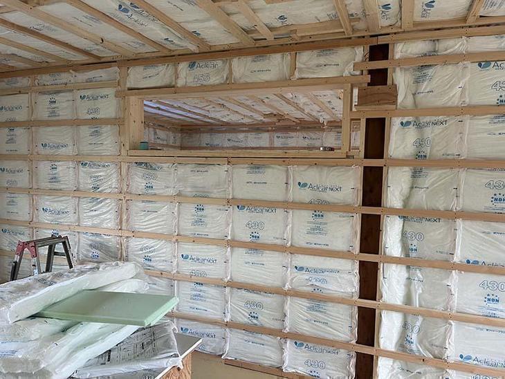 より一層断熱効果を高めるため、吹き抜け間仕切りの所も厚み85mmの断熱材を入れています【野洲店スタッフ】