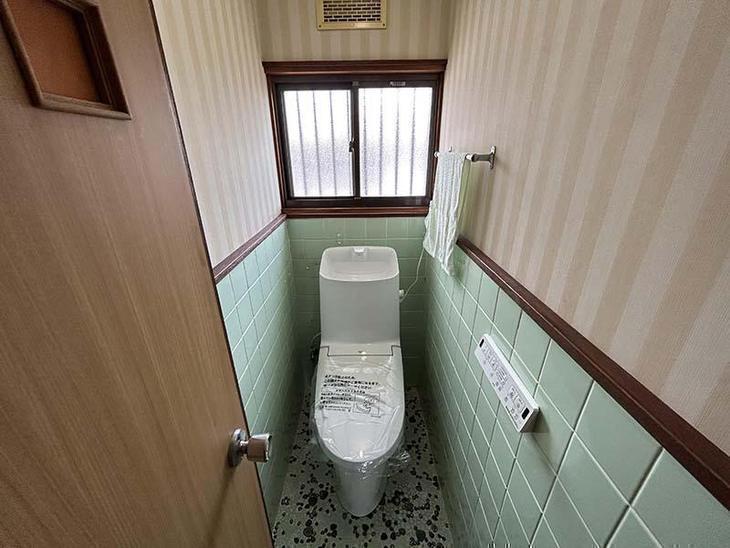 LIXILのトイレに交換しました！職人さんの技術でタイルを割ることなく設置できました。【湖西店スタッフ】