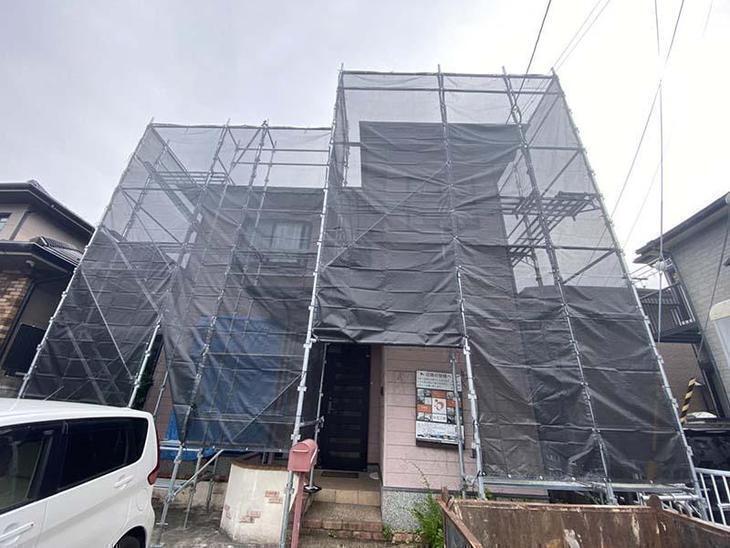 外壁塗装に備え足場を組み立てました。【湖東湖北店スタッフ】