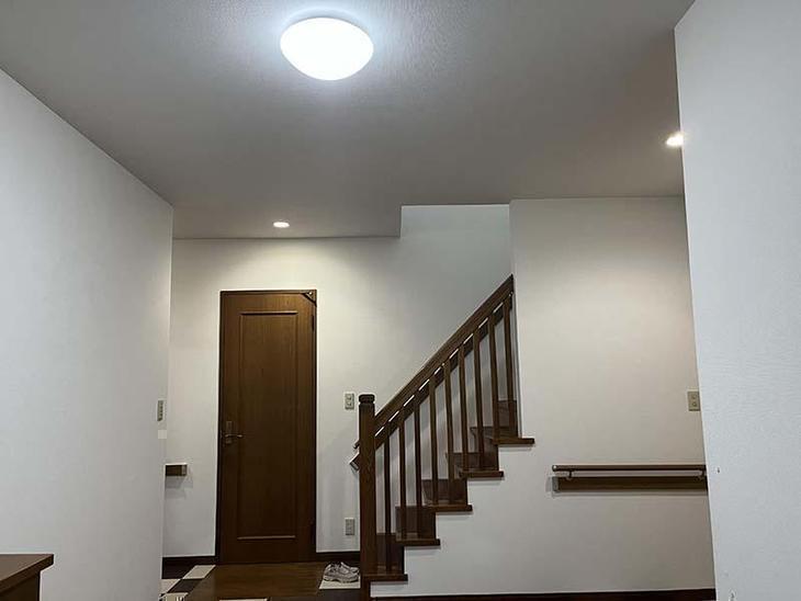 玄関・廊下・階段のクロスを張り替えました！お家がとても明るくなりました！【野洲店スタッフ】