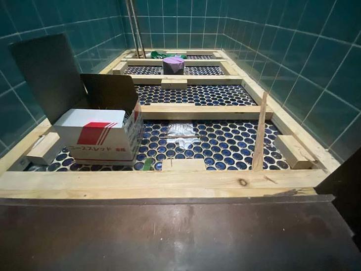 トイレの床をフラットにするために下地を組んでいます！【湖東湖北店スタッフ】