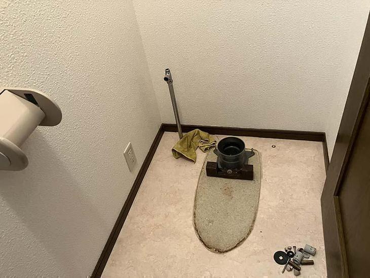トイレを外し、これから交換します。【湖西店スタッフ】