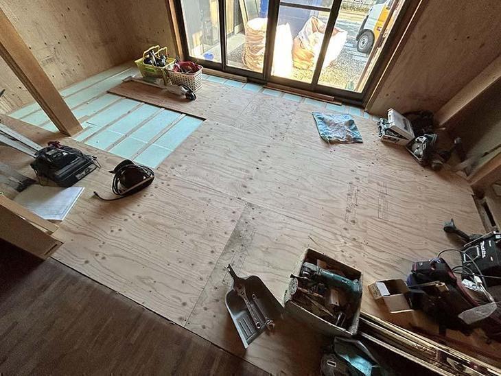 床を組みました。フローリングを貼ってキレイにしていきます【野洲店スタッフ】