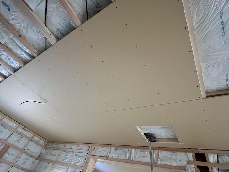 ここの天井ボートは1m×2mのものを貼っています【野洲店スタッフ】