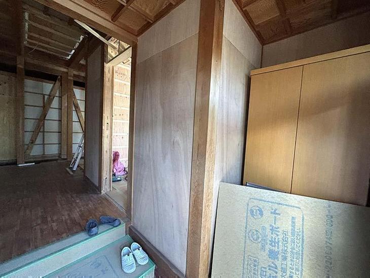 ベニヤを張りました。クロスを貼っていきます。【野洲店スタッフ】