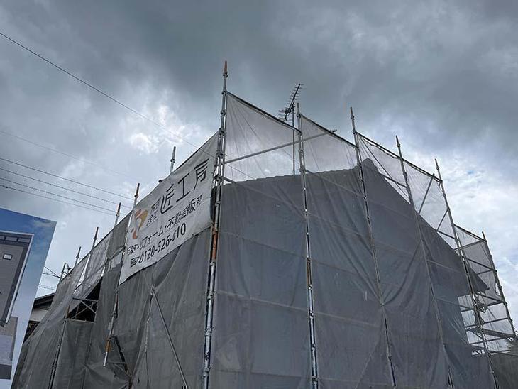台風対策の為、取り外していた足場シートと匠工房の垂れ幕を設置しました【野洲店スタッフ】