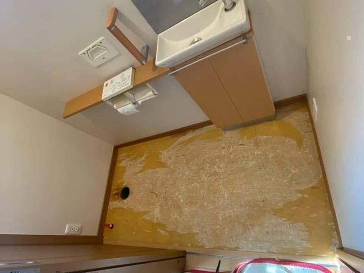 既存トイレを外し、クッションフロアを張り替えます。【湖東湖北店スタッフ】