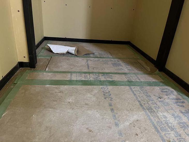 パナソニックのスリム巾木を取り付けています【野洲店スタッフ】