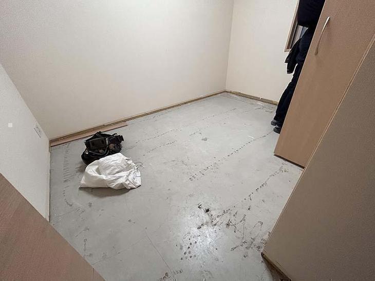 マンションのカーペットを剥がし、これからフローリングを張っていきます。クロスの貼り替えも行うため巾木も交換します。【湖西店スタッフ】