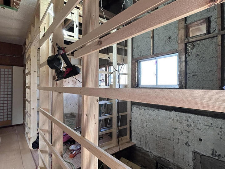 壁を造作しています！【湖東湖北店スタッフ】