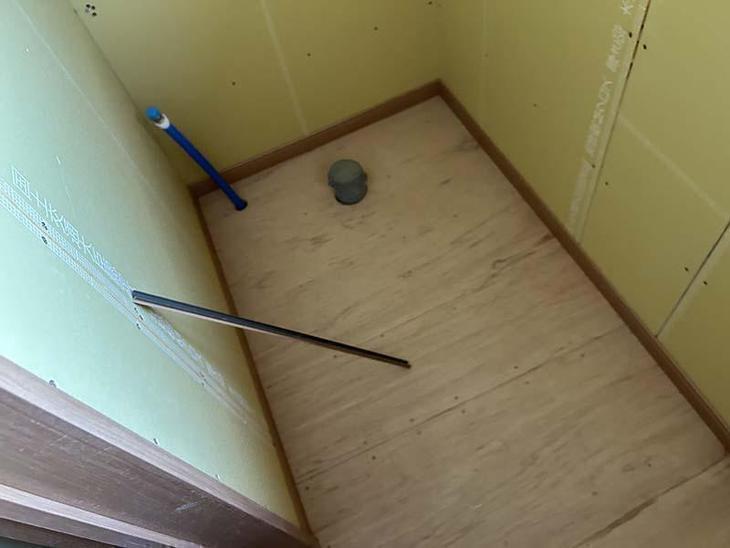 トイレの内装工事中です。幅木をつけました【野洲店スタッフ】