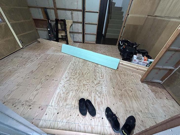 床を組みました。フローリングを貼ってキレイになるのが楽しみです！【野洲店スタッフ】