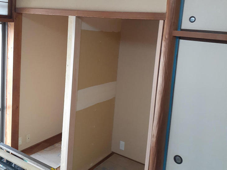 床の間の間仕切り壁にパテを塗りました。【水口店スタッフ】