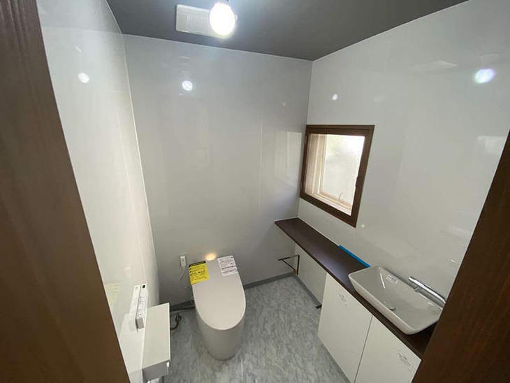 トイレの交換、内装の改装をしました。TOTOのネオレストとプレミアムシリーズのカウンターです！【湖東湖北店スタッフ】