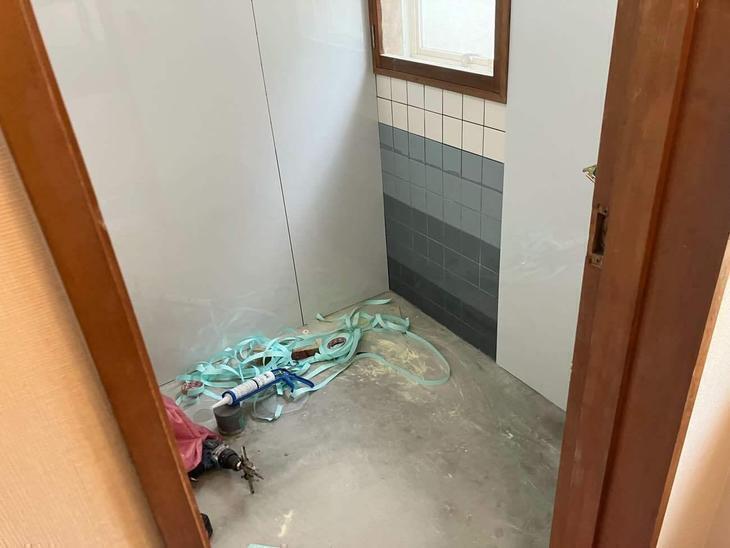 タイルの上からキッチンパネルを貼っています！【湖東湖北店スタッフ】