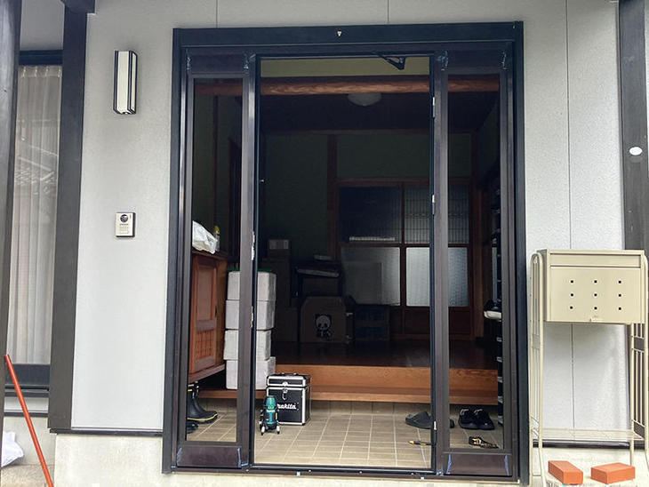 既存玄関ドアの解体をしています！【湖東湖北店スタッフ】