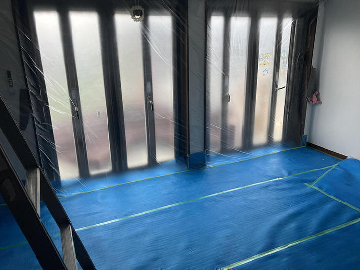 防虫工事に備え、養生作業をしています！【湖東湖北店スタッフ】