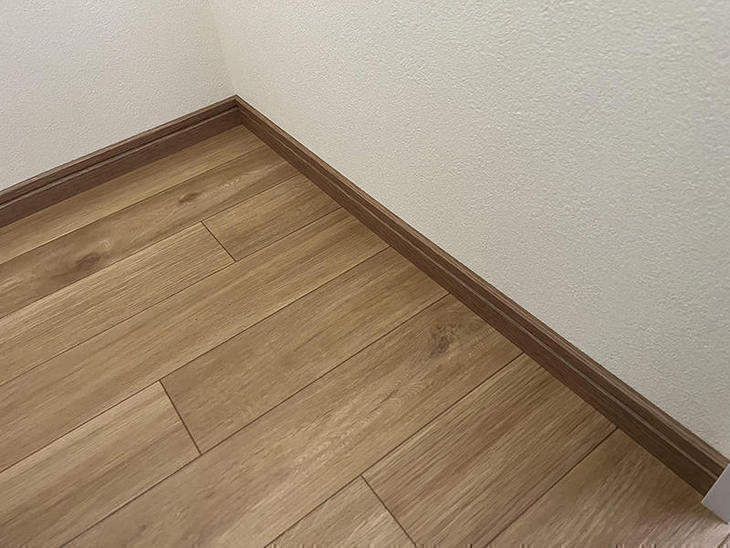 巾木をつけました。入隅はキャップ無しなので留めで切っています。【野洲店スタッフ】