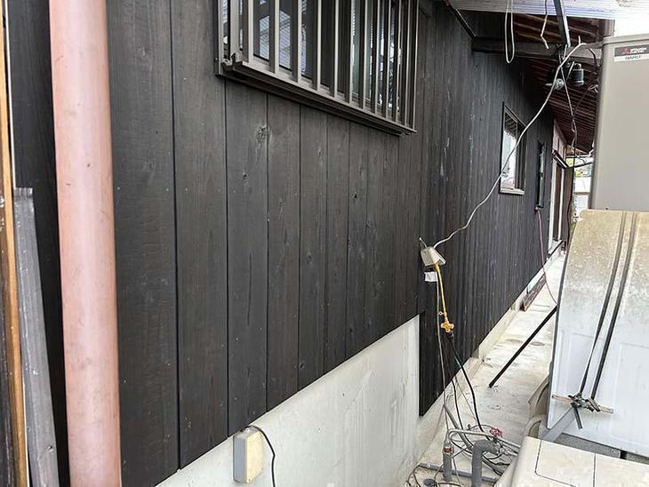 焼き板を張りました。きれいに仕上がっています【野洲店スタッフ】