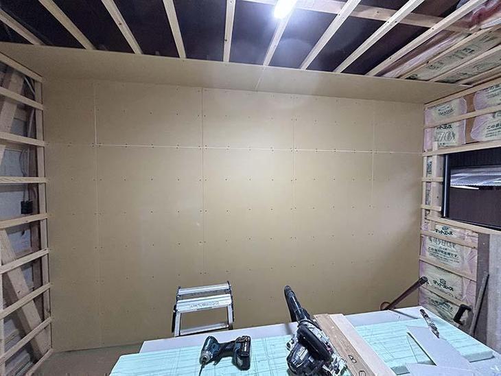 かべを張りました。クロスも貼っていきます。【野洲店スタッフ】
