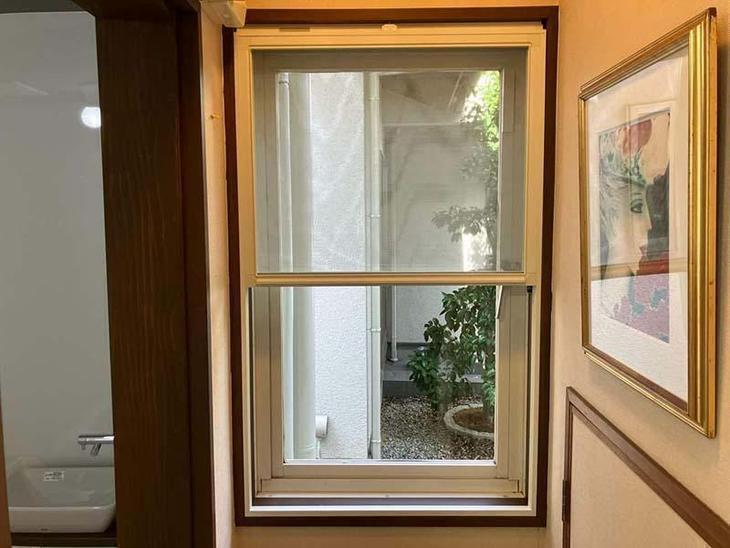 網戸の交換をし、上げ下げ網戸にしました！【湖東湖北店スタッフ】