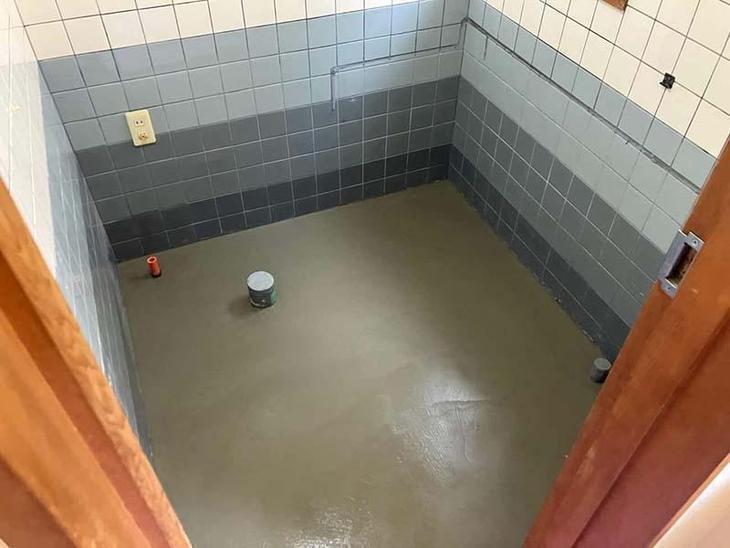 トイレの床に土間を打ち高さを上げました！【湖東湖北店スタッフ】