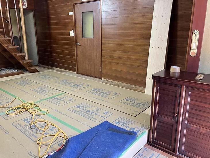 玄関廊下のフロアを上貼りしていきます！【野洲店スタッフ】