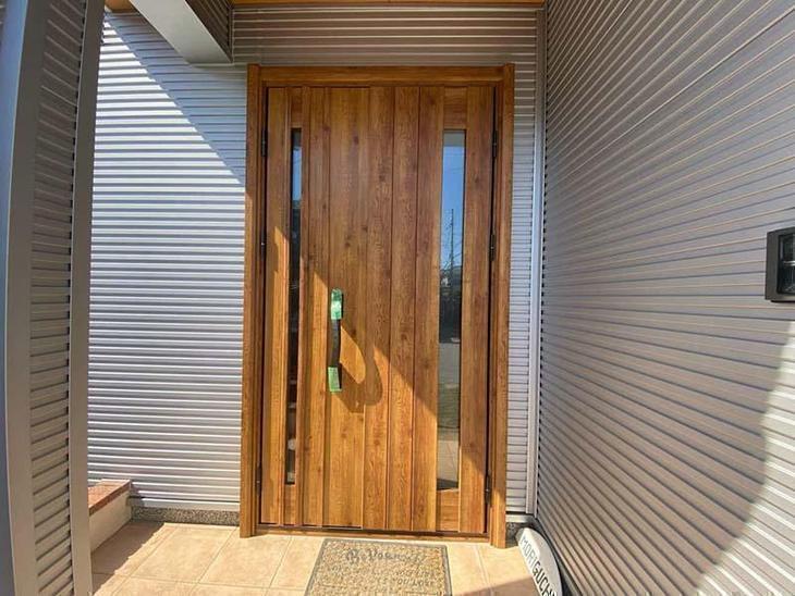 玄関のドアをLIXIL製のドアに交換しました！【湖東湖北店スタッフ】