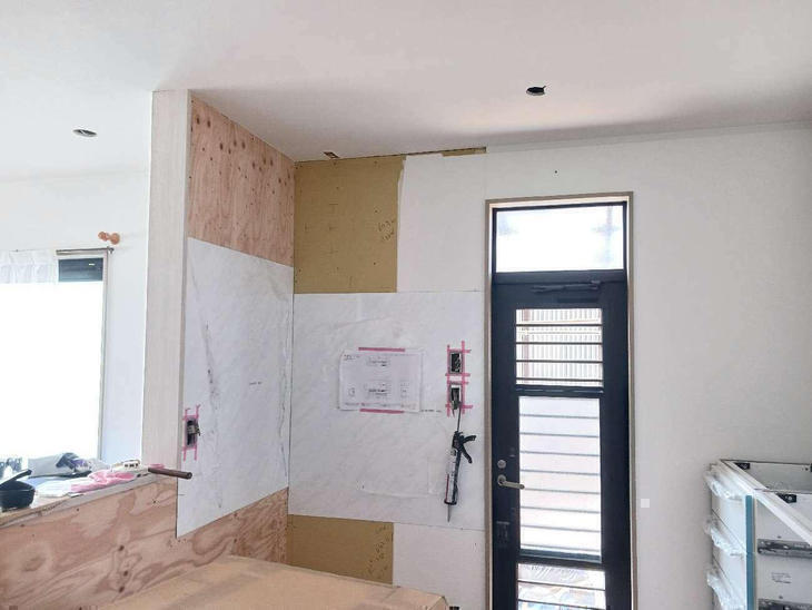 キッチンの背面にキッチンパネルを張っています！【湖東湖北店スタッフ】