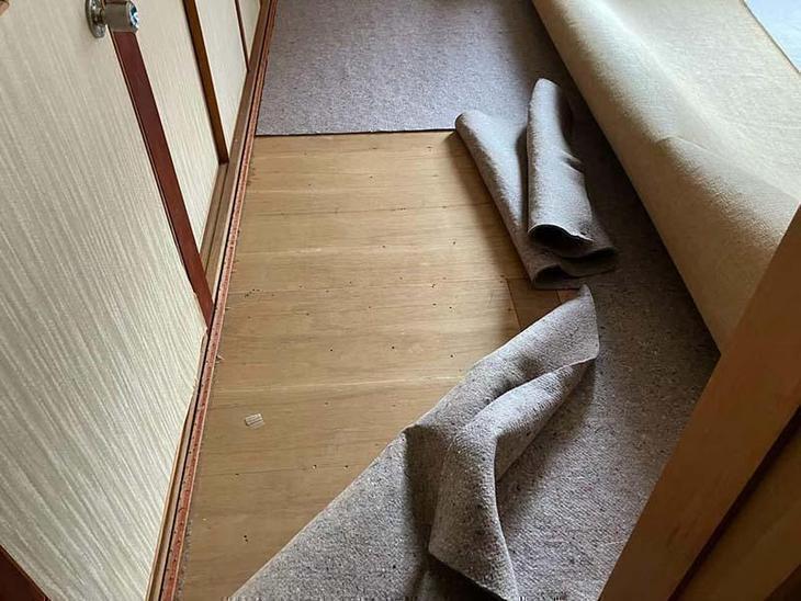 敷き込みカーペットを剥がしています！次はフローリングを張ります【湖東湖北店スタッフ】