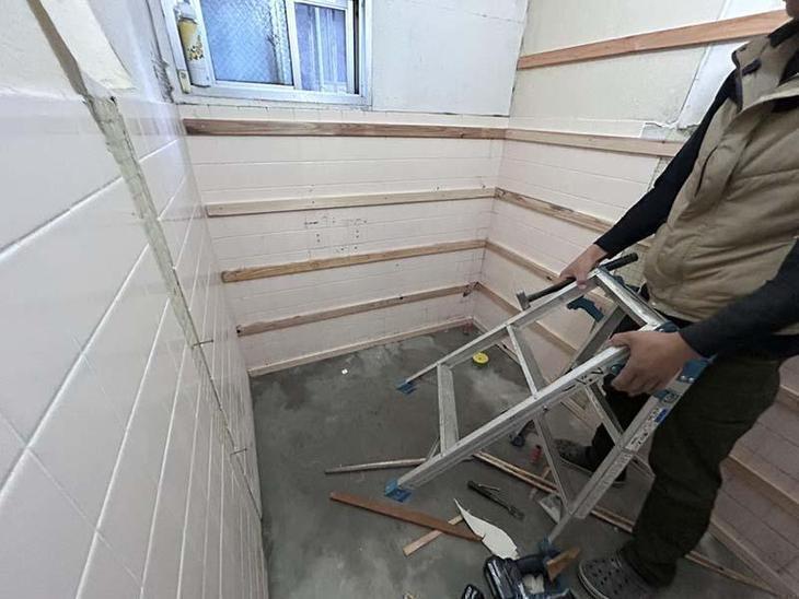 トイレの壁にベニヤ板を張っています！【湖東湖北店スタッフ】