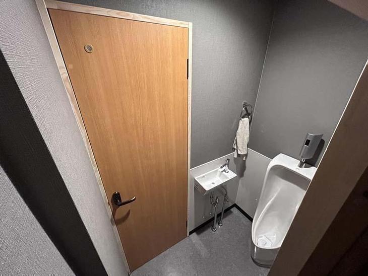 小便器、手洗いを設置しました！シックな雰囲気でまとめられた落ち着いた空間になりました。【湖東湖北店スタッフ】